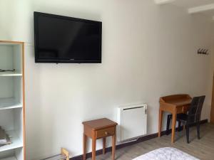 a room with a flat screen tv on a wall at La ch'tite montagne in Cilaos