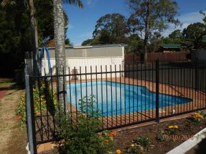 Piscina de la sau aproape de Flying Spur Motel