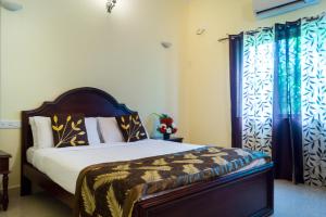 瓦加托杰克斯度假酒店的一间卧室，配有一张大床和一扇窗户。 更多42张照片