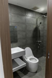 a bathroom with a toilet and a sink and a shower at Khánh Vy Homestay in Thôn Lại Thê
