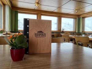 a conference room with a table with a sign on it at Hospezi Santa Maria in Platta