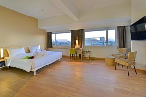 TV a/nebo společenská místnost v ubytování Whiz Prime Hotel Hasanuddin Makassar