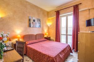 ein Hotelzimmer mit einem Bett und einem Fenster in der Unterkunft Domus Caracalla in Rom