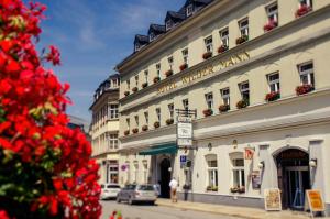 um grande edifício numa rua da cidade com uma árvore de Natal em The Royal Inn Wilder Mann Annaberg em Annaberg-Buchholz