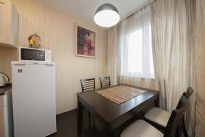 A kitchen or kitchenette at Apartment Alekseeva 45