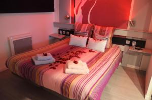una camera da letto con un grande letto con asciugamani di Gites Spa Strasbourg - Gite le 14 a Furdenheim