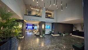 eine Lobby mit Stühlen und Tischen in einem Gebäude in der Unterkunft ASTE hotel in St Julian's