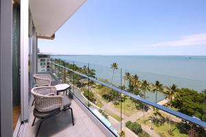ein Balkon mit Stühlen und Meerblick in der Unterkunft Crystalbrook Flynn in Cairns