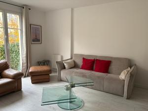 a living room with a couch and a glass table at Disney 4 min, from 4 to 14 Guests, 4 bedrooms, free parkings, 100 m2 in Chessy