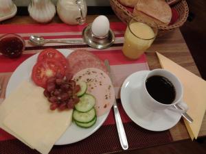 einen Teller mit Essen und eine Tasse Kaffee in der Unterkunft S&L Hotel Neuss in Neuss