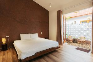 a bedroom with a large bed and a large window at Chian Homestay Hoa Lư in Ninh Binh