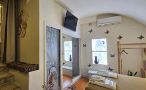 a room with butterfly stickers on the walls at Mariposa Grumo in Grumo Appula