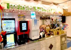 a video game shop with a game console and a arcade at Hotel BaliBali 岩槻 in Saitama