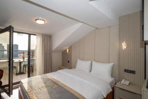ein Hotelzimmer mit Bett und Balkon in der Unterkunft Tumar Istanbul Hotel in Istanbul + 71 Fotos