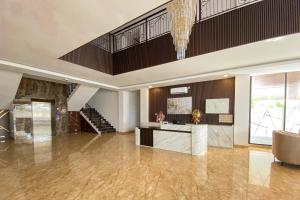 a large room with a lobby with a staircase at Sans Vibes Viandara Pekanbaru in Parit