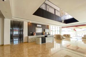 a large room with a lobby with a large ceiling at Sans Vibes Viandara Pekanbaru in Parit