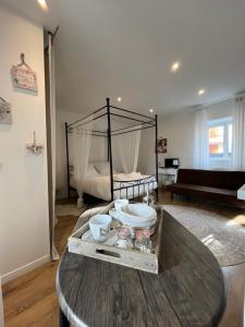 a living room with a table and a bed at Studio Privatif - Ancienne Maison Vigneronne in Châtel-Guyon