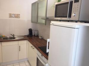 eine Küche mit einem weißen Kühlschrank und einer Spüle in der Unterkunft Apartment Jessica in Mainz