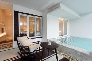 Bazén v ubytování Veranda Pool Villas & Suite nebo v jeho okolí
