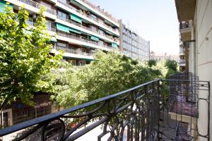 ein Balkon in einer Stadt mit einem Gebäude in der Unterkunft Hostal Centric in Barcelona