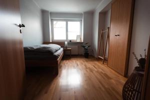 a bedroom with a bed and a window at Ferienwohnung Haus Mäsch in Wellen