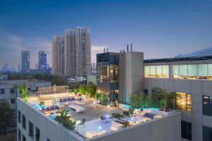 a view of a building with a pool at Mercure Tai'an Centre in Tai'an