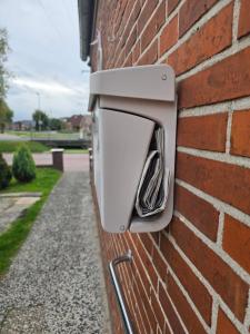 a security box on the side of a brick wall at Lieber Gruß 38 in Papenburg