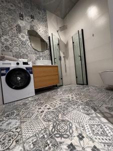 a bathroom with a washing machine and a sink at Apartament Centrum 19 in Nowy Sącz