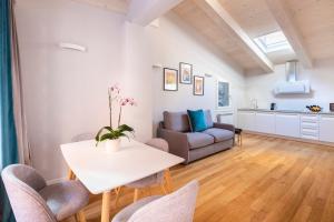 a living room with a table and a couch at Palline Chalet by Hili in Rome