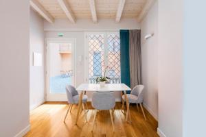 a dining room with a table and chairs and a window at Palline Chalet by Hili in Rome