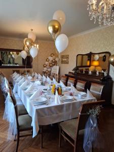 a long dining room with a long table with balloons at Dom Retro Pivnica in Jastrzębie Zdrój