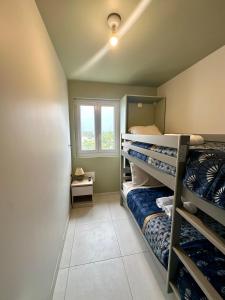 a room with two bunk beds and a window at T3 Rénové vue mer in Saint-Jean-de-Monts