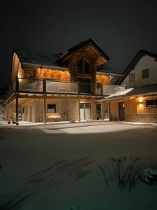 a house at night with its lights on at Ferienwohnung Uplandblockhaus in Willingen