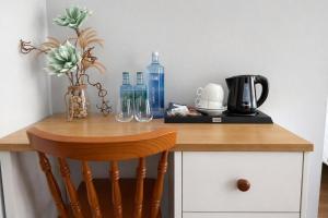 a table with bottles and glasses on a counter at Hotel Villa del Son in Porto do Son