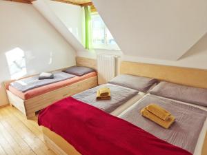 two twin beds in a room with a window at Kreischberg Superior with Sauna in Sankt Lorenzen ob Murau