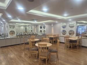 a restaurant with tables and chairs and a counter at โรงแรมสวนดุสิต เพลส in Ban Nong Chaeng +9 photos