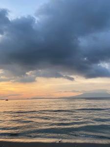 a cloudy sky over the water on a beach at Shigemary Kubohouse in Capepisa
