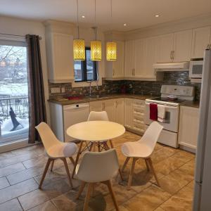a kitchen with a table and chairs in it at Appartement cosy, comme à la maison in Montreal