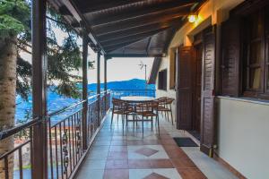 a balcony of a house with a table and chairs at Casa di Fiamengo in Ano Trikala