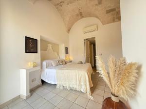 a bedroom with a bed in a room at Residenza Garibaldi in Monopoli