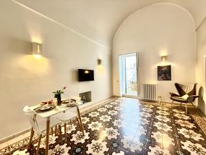 a living room with a table and chairs at Residenza Garibaldi in Monopoli