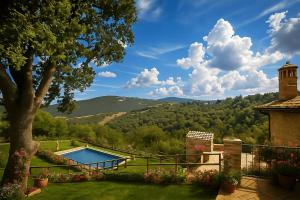 a house with a swimming pool and a mountain at VILLA ERMELINDA - Ville Carborello in Castelraimondo