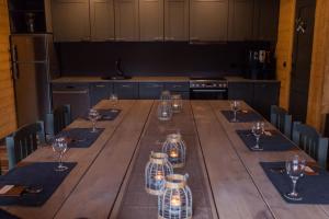 a kitchen with a long wooden table with wine glasses at Lammasmäe Puhkekeskus in Linnuse
