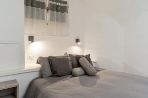 a bedroom with a large bed with pillows on it at VACANZE VICINO ALLE PISTE - Vicino a Parcheggio e Centro Benessere - Parco Naturale Adamello Brenta - WI-FI & Netflix in Caderzone Terme