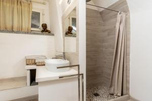 a bathroom with a sink and a shower at VACANZE VICINO ALLE PISTE - Vicino a Parcheggio e Centro Benessere - Parco Naturale Adamello Brenta - WI-FI & Netflix in Caderzone Terme