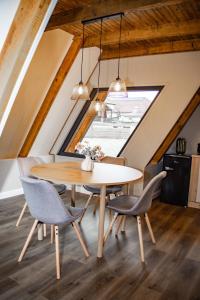 ein Esszimmer mit Tisch und Stühlen in der Unterkunft FreeDom Chalet in Verneşti