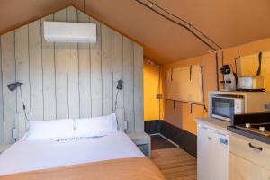 a small room with a bed and a kitchen at Camping Del Mar in Malgrat de Mar