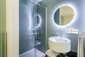 a bathroom with a sink and a shower at Appartamenti Villa al Fiume in Nago-Torbole