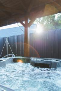 Baseinas apgyvendinimo įstaigoje A-Frame Cabins & Private Jacuzzi arba netoliese