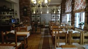 ein Restaurant mit Tischen und Stühlen in einem Raum in der Unterkunft Noclegi pod Muzami in Cammin in Pommern